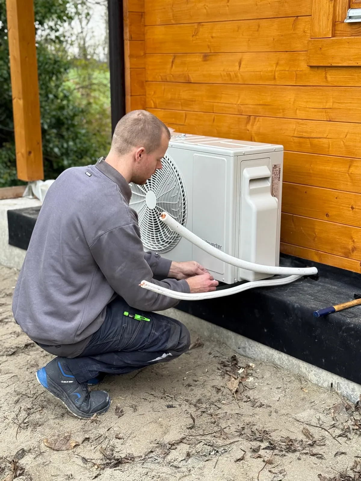 Jamy Brandt aan het werk bij een airco-installatie